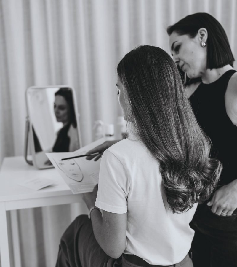 Virginie Debourg Maquilleuse coiffeuse Makeup Artsit hair stylist France - Donne des cours - leçon de maquillage à Lyon