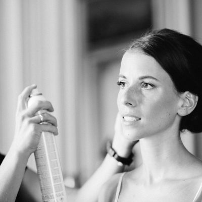 mariee-avec-un-chignon-bas-coiffeuse-qui-se-deplace